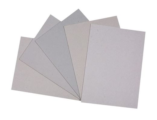 Grauw kartonpapier en dik karton worden gebruikt voor het verpakken van voering karton papier model