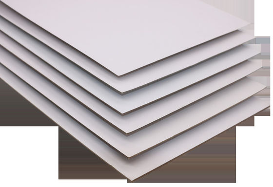 Hoogwaardig duplex papier met grijze achterkant.