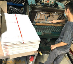 Grijzige rug gerecycled materiaal 300gm grijs papierplaat China Factory Paper Plaat Leverancier