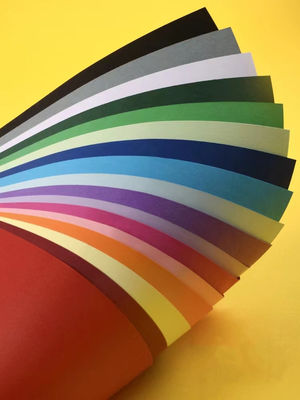 Kleurpapier op maat, kantoorpapier, kleurpapier voor het maken van ambachten.